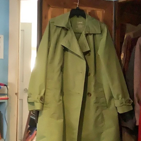 Gorgeous Green Trenchcoat - Picture 2 of 7